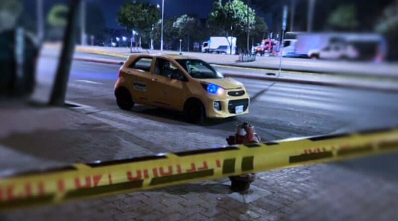 Videos, Autoridades investigan hallazgo de persona sin vida dentro de un taxi en Bogotá