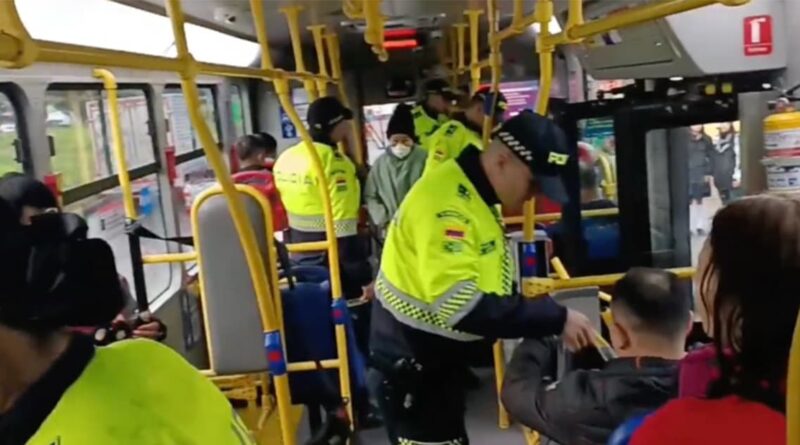Video: 1.524 armas blancas incautadas en operativos en buses del SITP en Bogotá