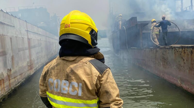 OAGRD y el Cuerpo de Bomberos del Distrito atendieron emergencia por incendio en una embarcación en Astilleros Cartagena en Mamonal